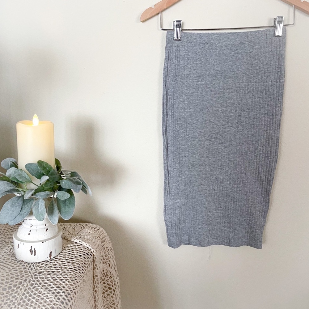 H&M Stretchy Ribbed Gray Midi Skirt